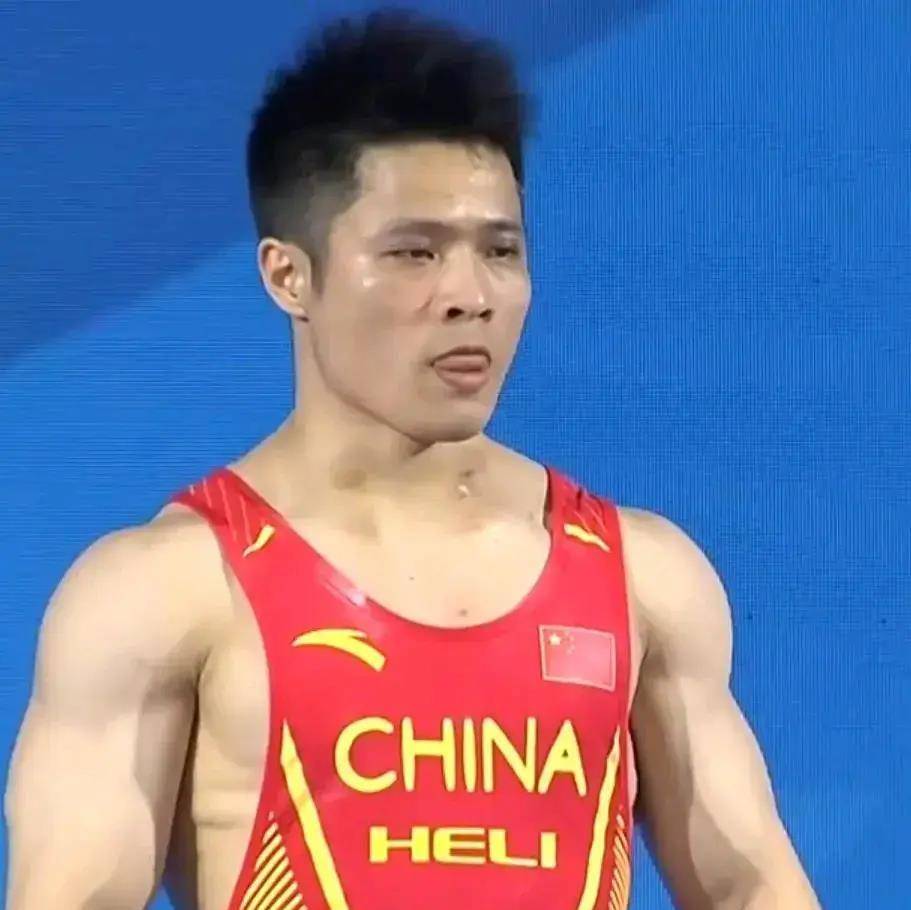 俄罗斯男子举重选手斩获金牌，实力高调跻身领先