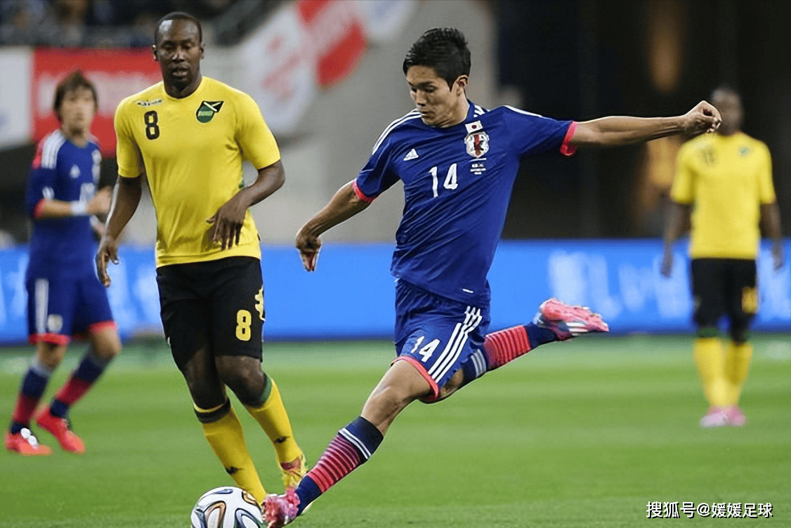 足球赛场上各队风云际会,竞争日渐激烈 足球赛场上各队风云际会,竞争日渐激烈