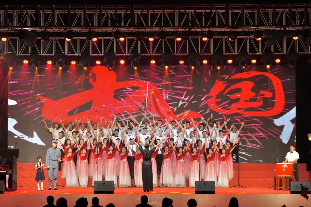 精彩的比赛拉开了帷幕，现场气氛火爆