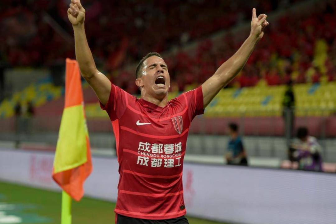 球员们在赛场上竭尽全力，赢得观众喝彩