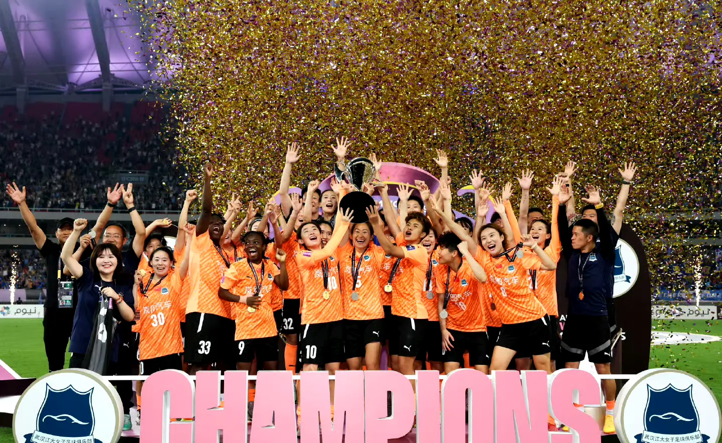 冠军赛场上一触即发,谁能笑到最后? 冠军赛场上一触即发,谁能笑到最后?