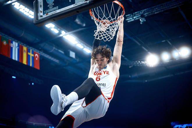 马刺老将状态稳定，为球队带来安定的简单介绍