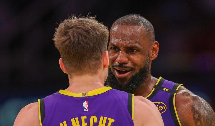 马刺险胜凯尔特人B队,克莱绝境逆转的简单介绍 马刺险胜凯尔特人B队,克莱绝境逆转的简单介绍