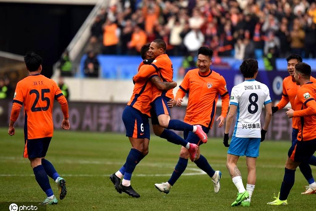 国内顶级俱乐部激烈交锋,球员技术纷呈,比分胶着的简单介绍 国内顶级俱乐部激烈交锋,球员技术纷呈,比分胶着的简单介绍