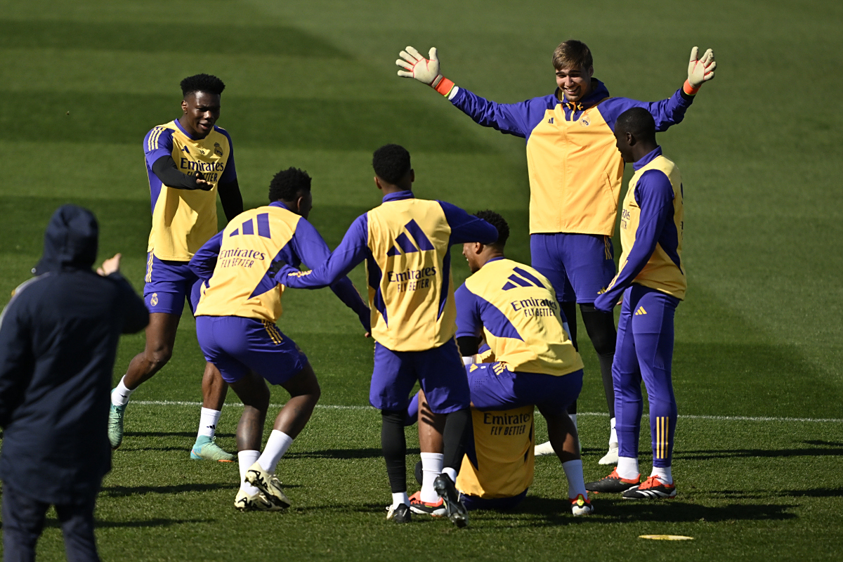 小组赛胜利后,马赛球迷欢欣鼓舞 小组赛胜利后,马赛球迷欢欣鼓舞