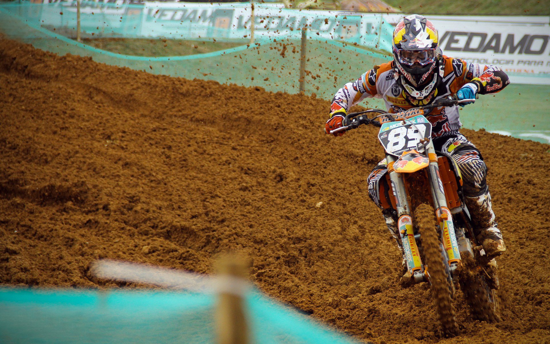 赛道与绿茵场，当F1争冠战火遇上尼日利亚淘汰美国的足球之夜