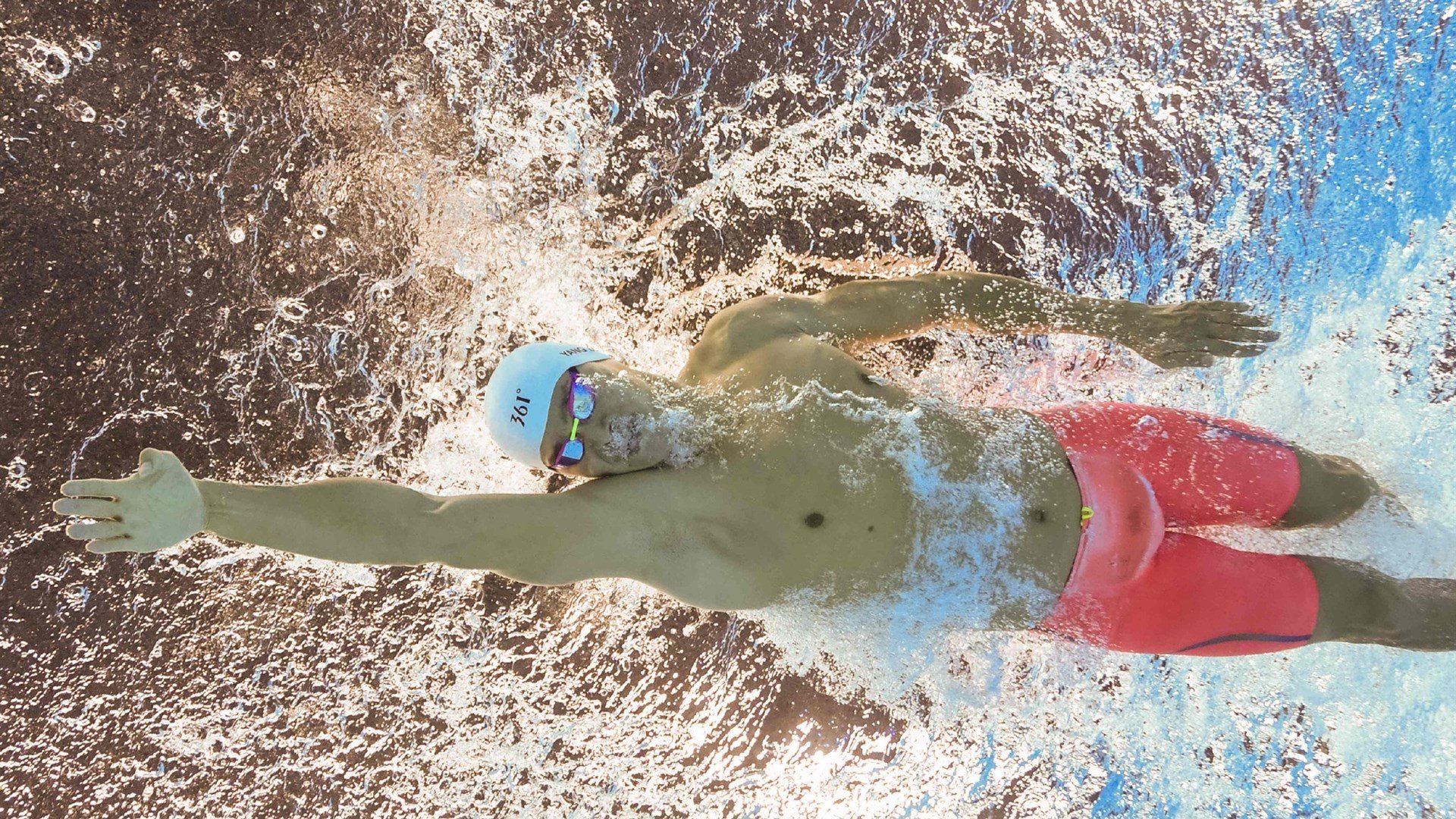 布克攻防两端统治，勇士轻取广东队，一场现代篮球的战术教学课