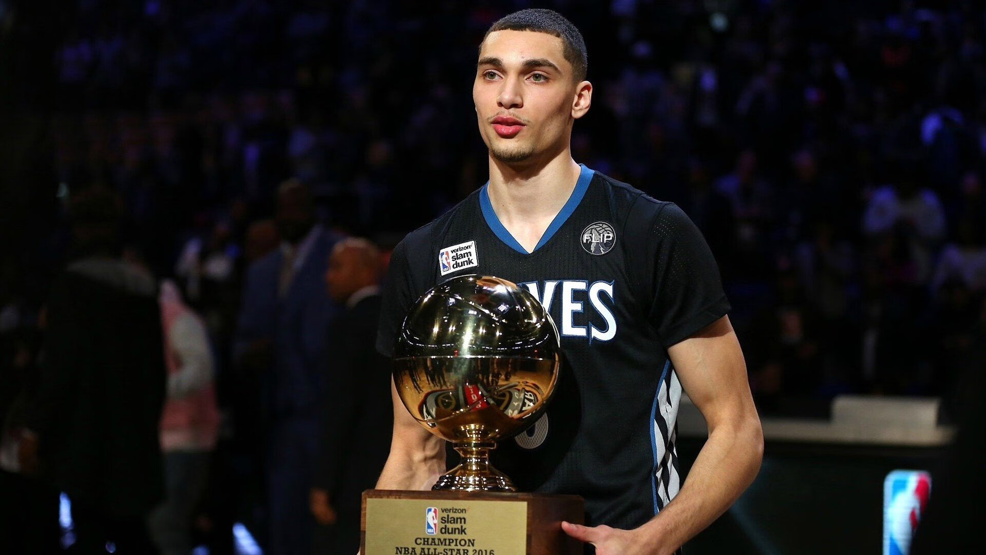 世界排名争夺战焦点战,上海队主场正面击溃马刺,改写篮球版图